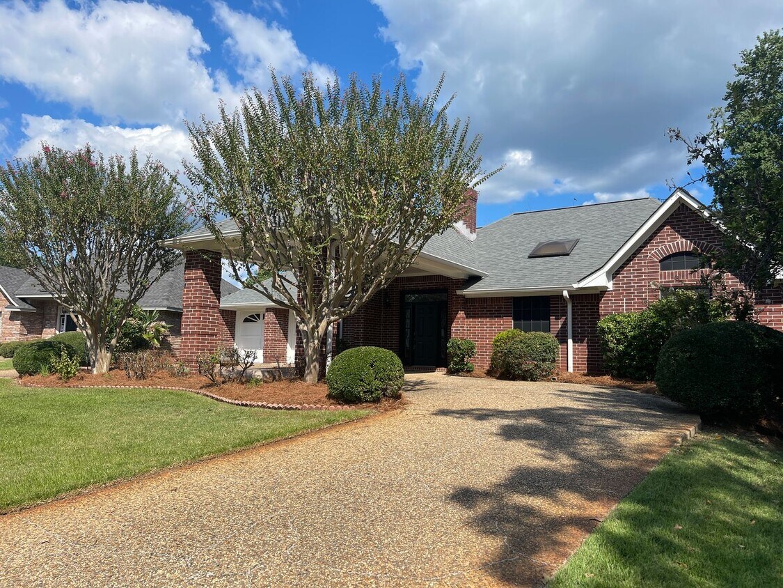 Foto principal - PRICE DROP & 1/2 OFF FIRST MONTH'S RENT/ G...