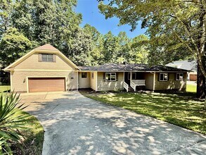 Building Photo - 120 Rustic Way Ln