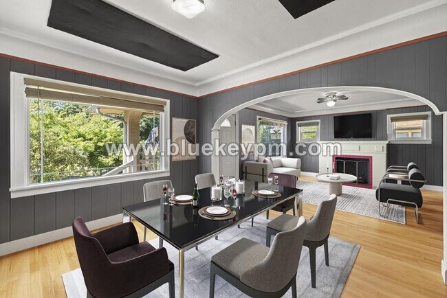 Building Photo - Fabulous Bungalow with 2 Beds, 1.5 Bathroo...