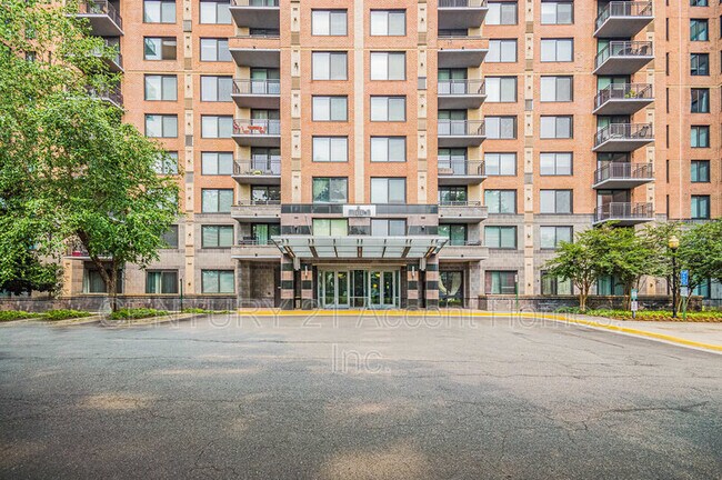 Building Photo - 2451 Midtown Ave