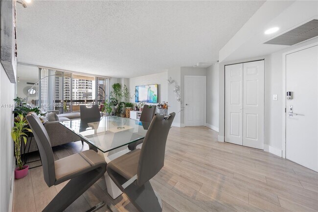 Foto del edificio - 3530 Mystic Pointe Dr