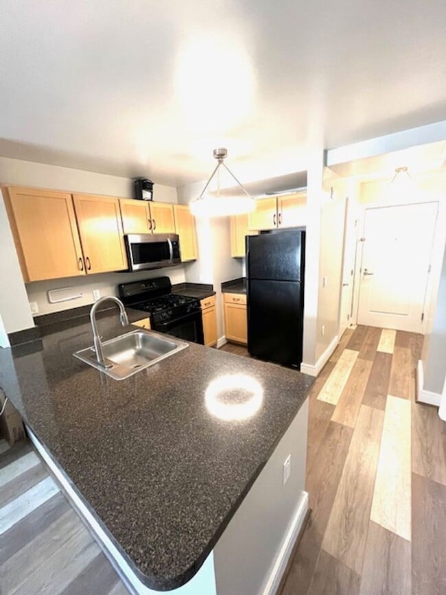 Foto del edificio - Updated 1+ 1 condo w/ Parking in SW DC -