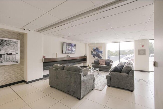 Salón del vestíbulo - 700 E 8th St