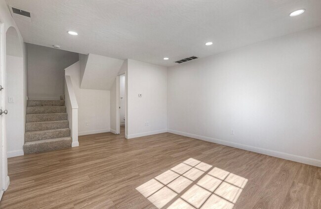 Foto del edificio - La Roca Plaza 1 Month Free