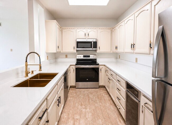 Foto del edificio - 2 Bedroom 2 Bath Bay Park Condo with Stunning Mission Bay Views!!