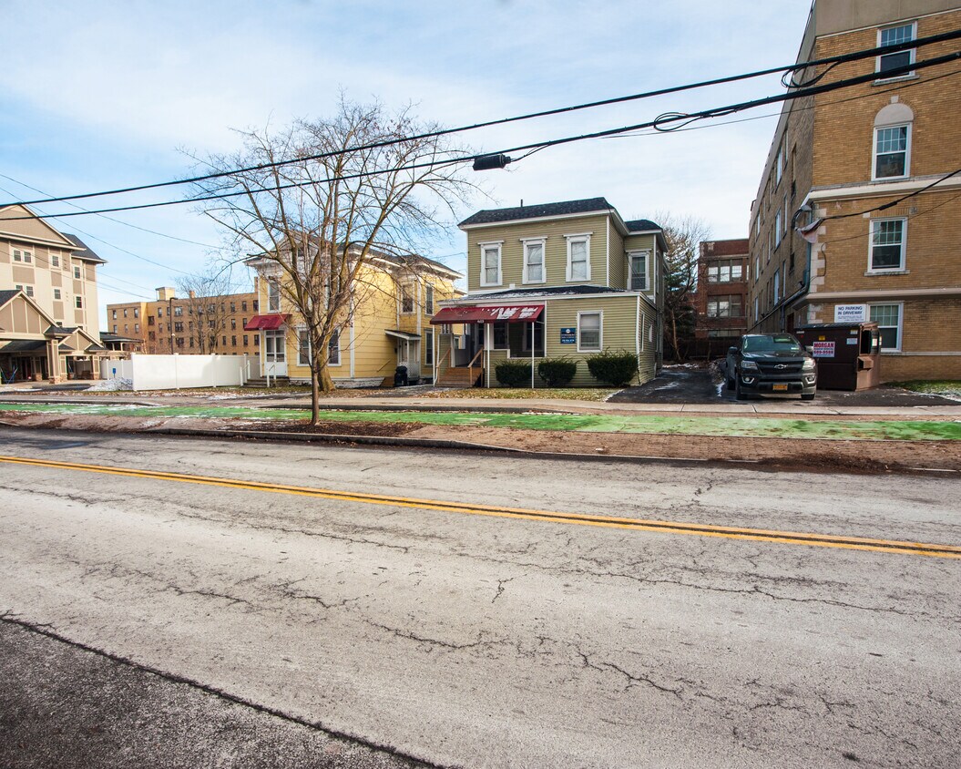 Building Photo - 413 University Ave