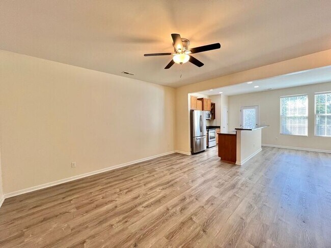 Building Photo - 1025 Grand Ridge Dr