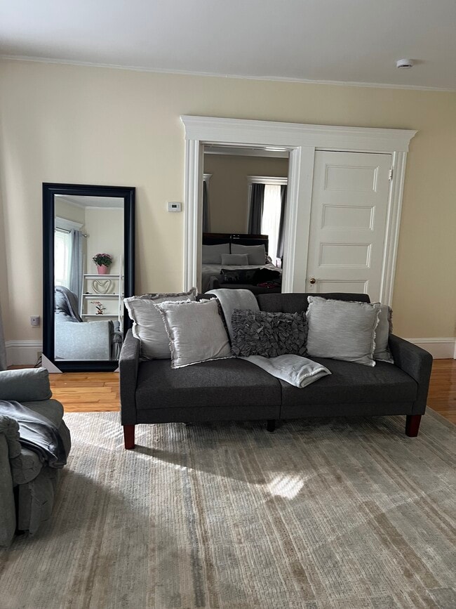 Building Photo - 10 Pine St