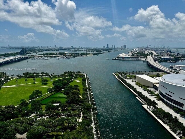 Building Photo - 900 Biscayne Blvd