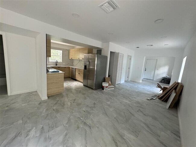 Foto del edificio - 136 NE 60th St