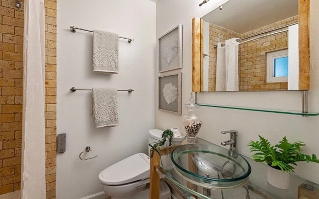 Bathroom with luxury TOTO washlet - 5825 Thornhill Dr