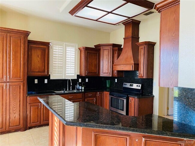 Building Photo - 912 Princeton Dr