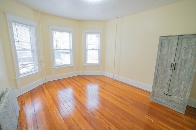 Building Photo - 104 Wayland St