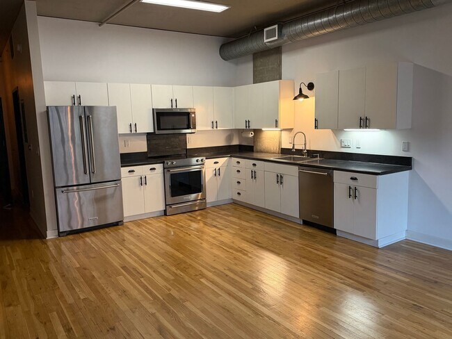 Foto del edificio - McKenzie Lofts - 2nd floor west facing Pearl District studio w/parking/storage/covered balcony