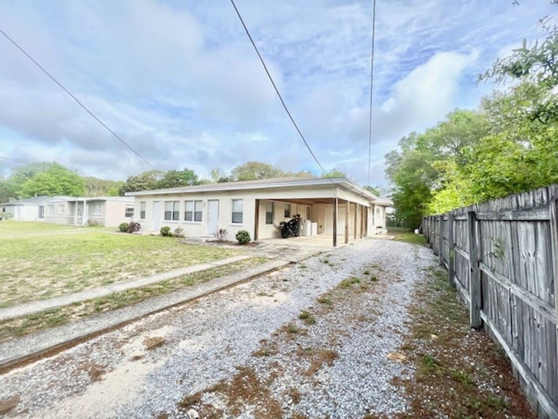 310 Washington Ave Unit 310 Washington Avenue C, Valparaiso, FL 32580