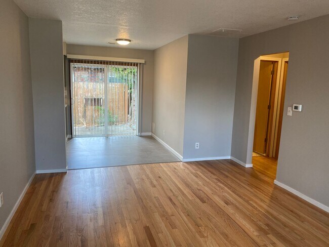 Building Photo - r115/119vDuplex