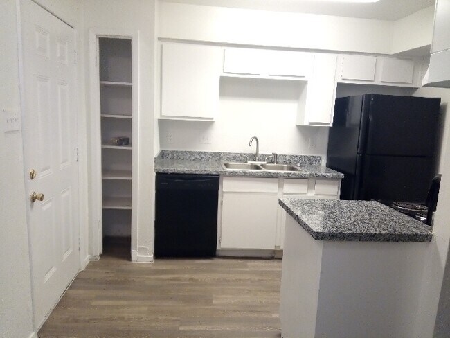 Foto del edificio - 2 bed/ 1.5 bath townhome