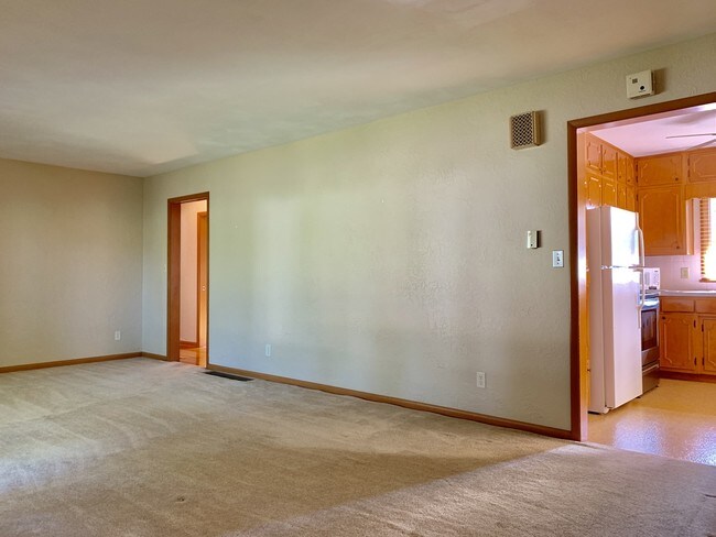 Foto del edificio - 592 N Maple St
