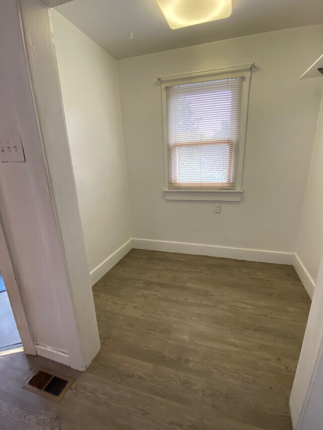 Cute dining nook off of kitchen - 701 S Summit Ave