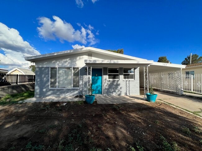 Building Photo - 202 Mango Rd