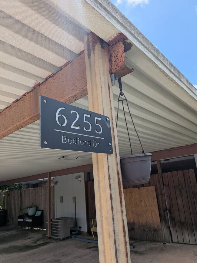 Foto del edificio - 6255 Bedford Dr