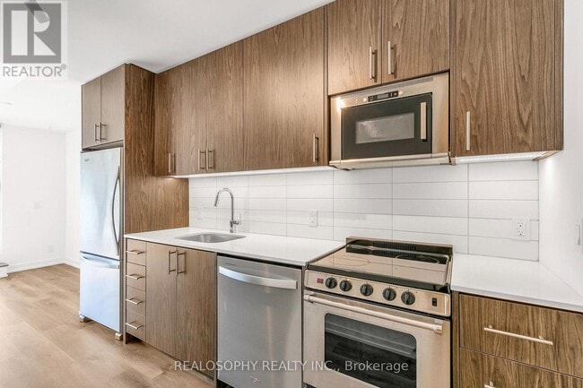 Building Photo - 115 Larchmount Ave