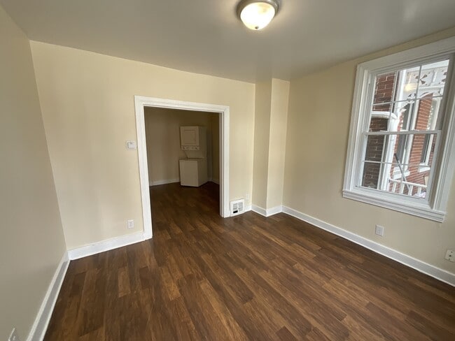 Building Photo - 544 Smith St