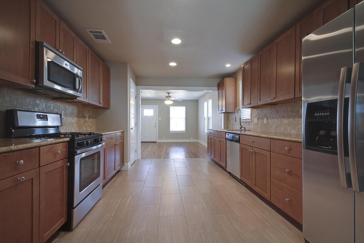 Foto principal - UT PRE-LEASE: Newly Remodeled West Campus ...