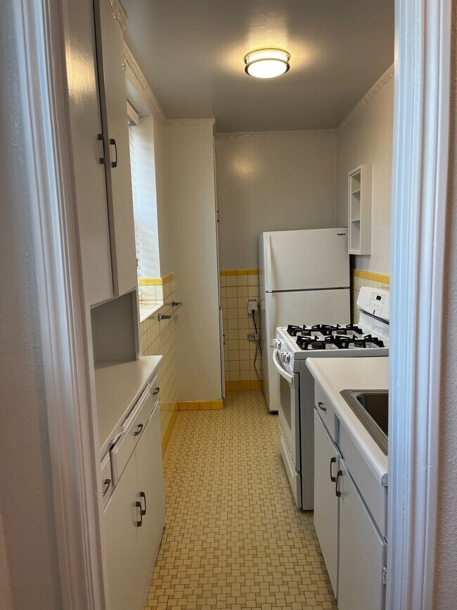 Kitchen - 1315 Santiago St