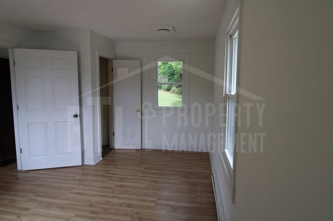 Building Photo - 3 Bedroom & 1 Bath Home