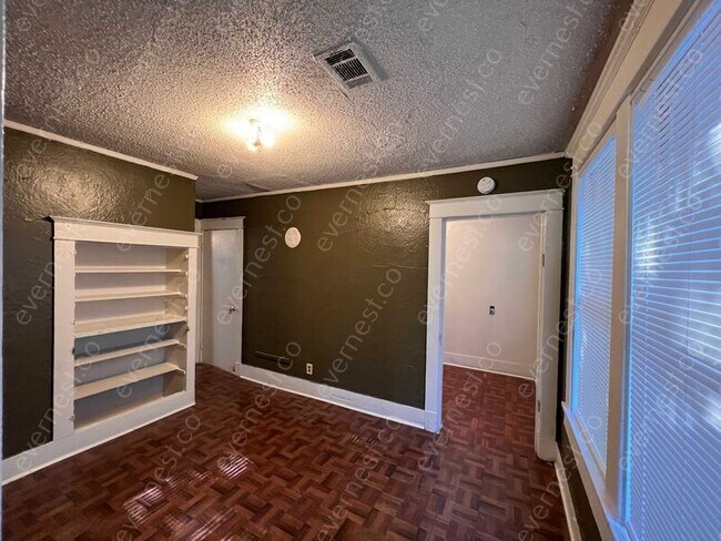 Building Photo - 2550 Pershing Ave