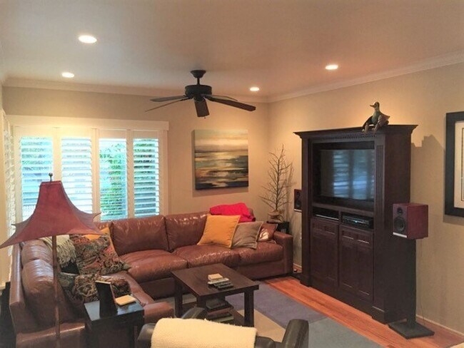 Building Photo - Beautifully Remodeled 1939 Downtown Cottage