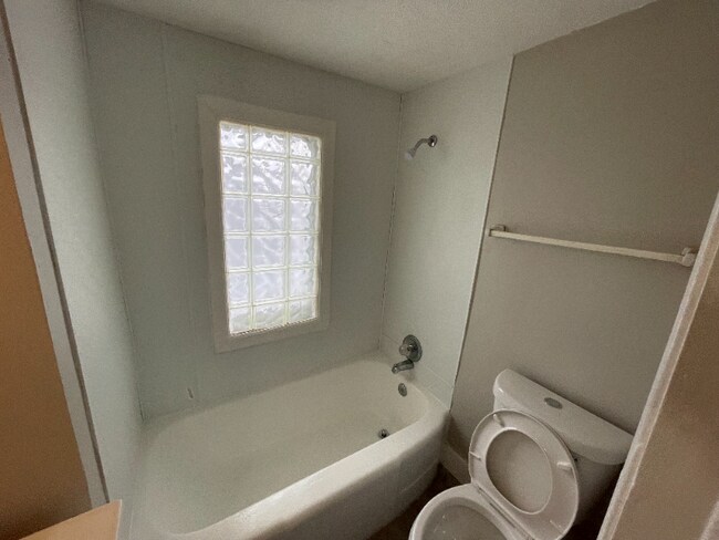 Foto del edificio - 1322 Brownell Ave