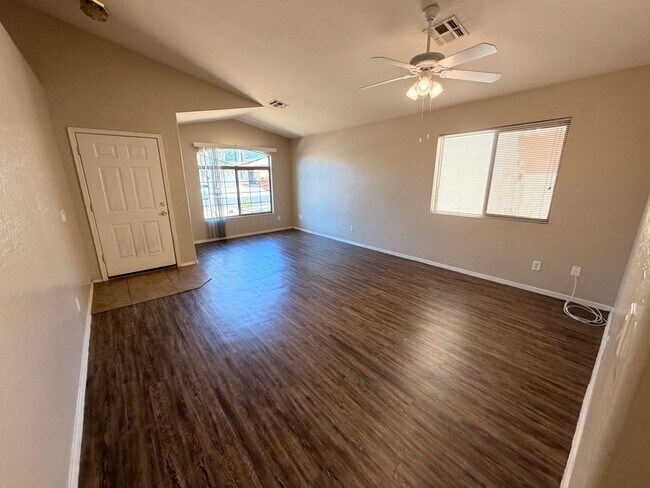Foto del edificio - 3/2 Single story Avondale Home *Custom Paint* & Carpet in Beds Only!