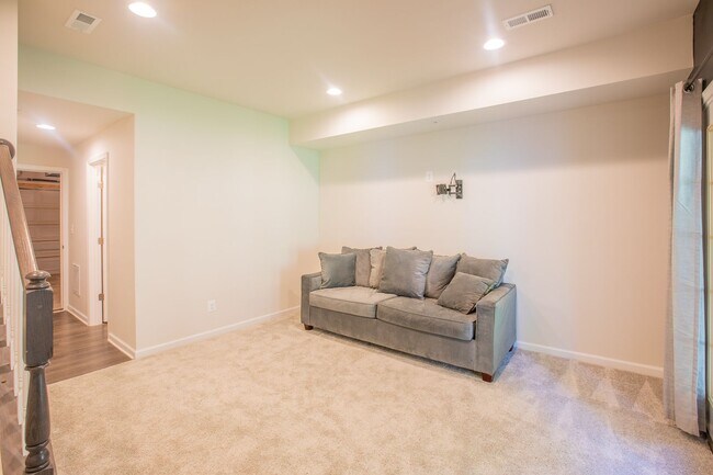 Building Photo - Beautiful 2 BR/3.5 BA Townhome in Severn!
