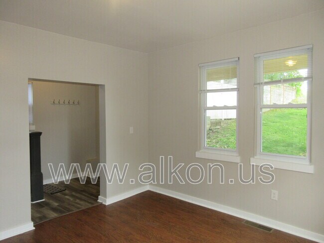 Building Photo - 620 Loretta St