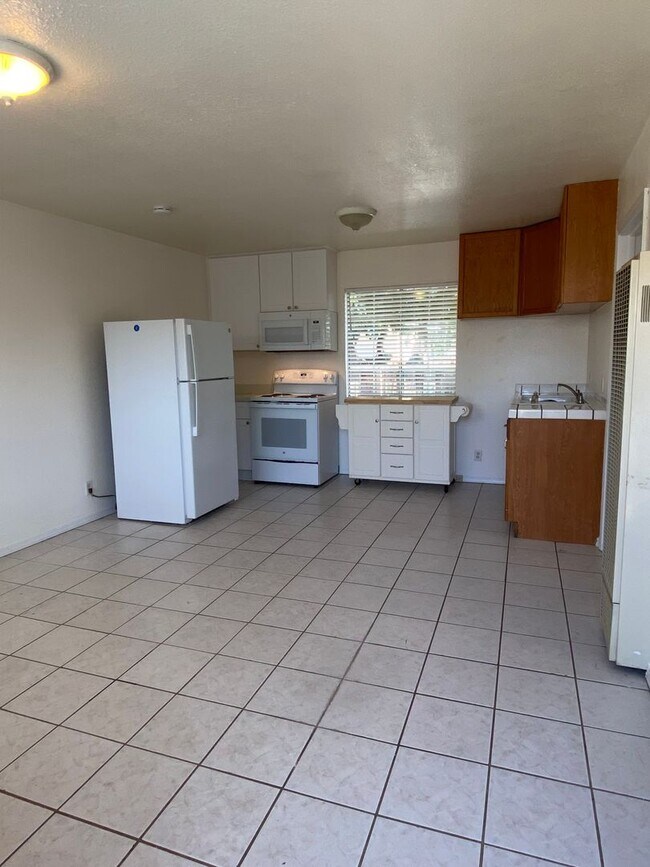 Building Photo - Large 1 bed Duplex w/all utilities included!