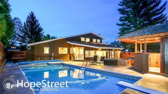 Building Photo - 5 bedroom in Calgary AB T2J 3X8