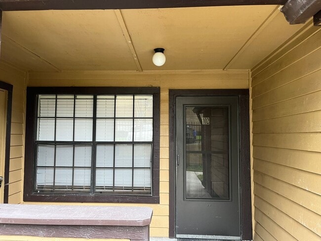 Foto del edificio - 355 Lakepointe Dr