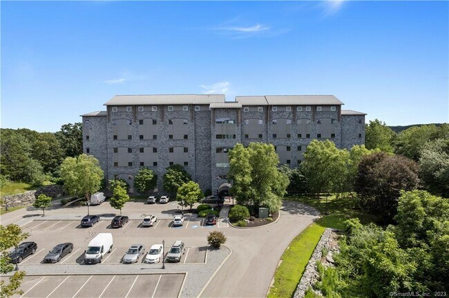 Foto del edificio - 586 W Thames St