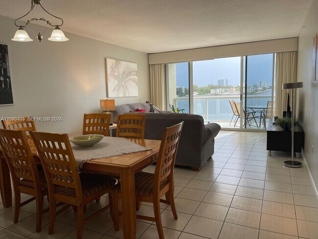 Foto del edificio - 17050 N Bay Rd