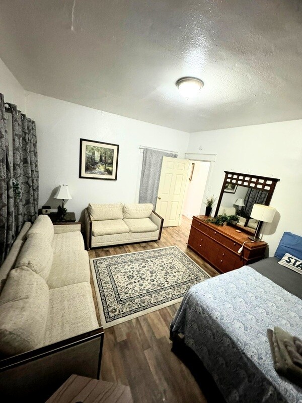 Foto principal - 7370 Pasadena Blvd