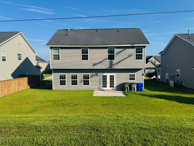 Trasero - 8132 Ronda Dr