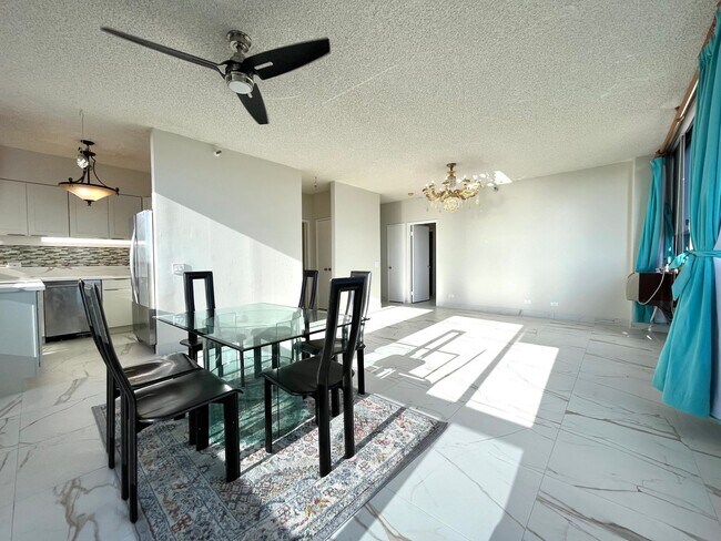 Foto del edificio - Royal Capitol Plaza: 2 Bed, 2 Bath with 2 ...