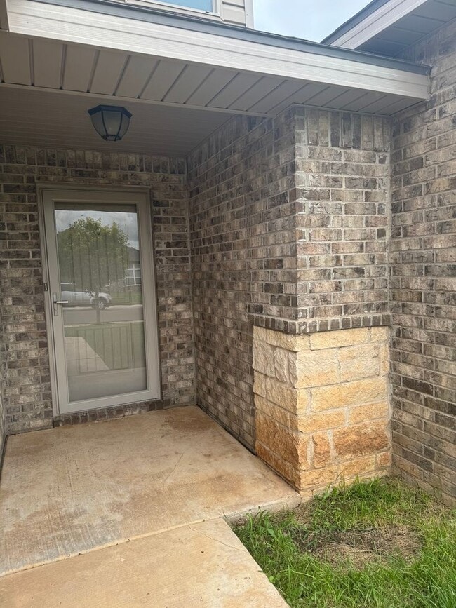 Building Photo - Located in Heritage Hills!!! 3/2/2 Fabulou...