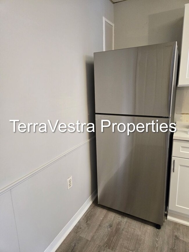 Building Photo - 215 Maple Ave