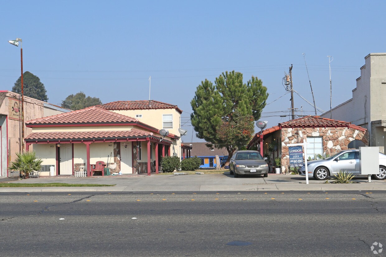 Primary Photo - 930-941 Atwater Blvd