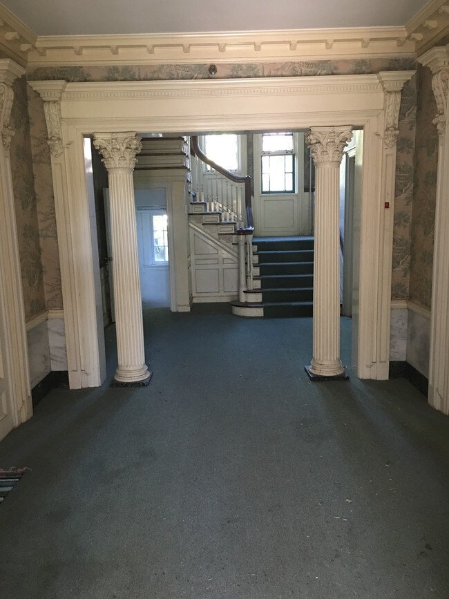 Vestíbulo común - 2480 Van Buren Ave