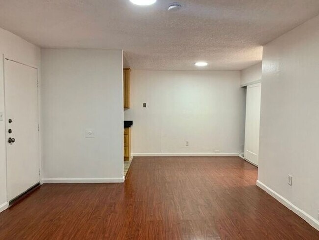 Foto del edificio - Nice 2 Bedroom 1 Bathroom Condo in Fairfield - AVAILABLE NOW!!
