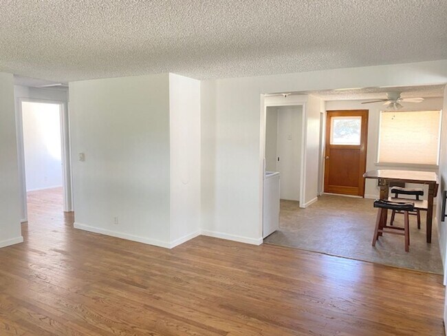 Foto del edificio - Home w/ Detached Garage For Rent!